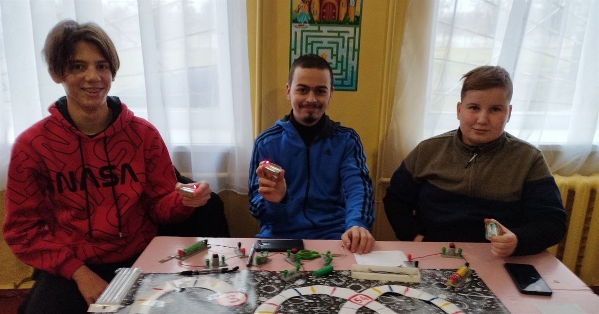 «Гурток незламності»: первомайські радіоелектронники вміють конструювати навіть без електрики