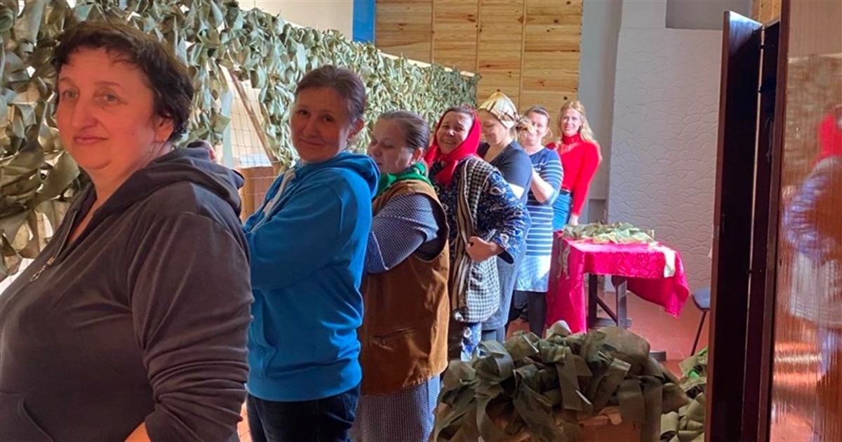 Передадуть на фронт знову три маскувальні сітки жителі Антонівської громади