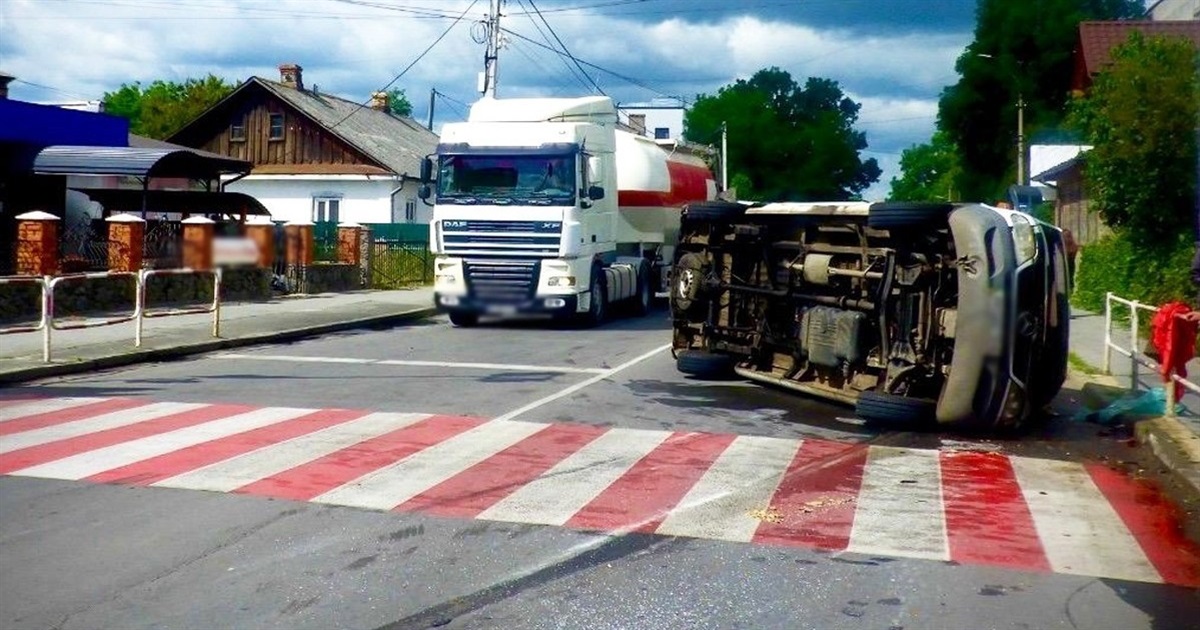 Проїхав на заборонений сигнал світлофора: у Звягелі в ДТП тяжкі травми отримала одеситка