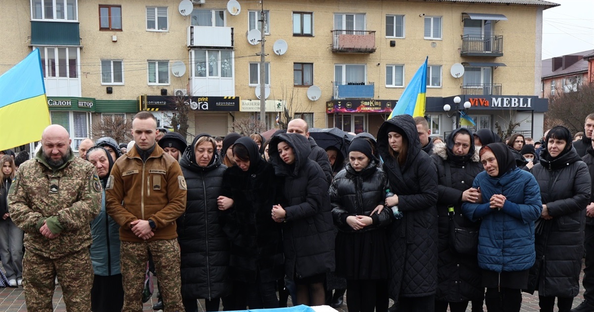 У Сарнах попрощалися з 22-річним лейтенантом Віталієм Олещуком