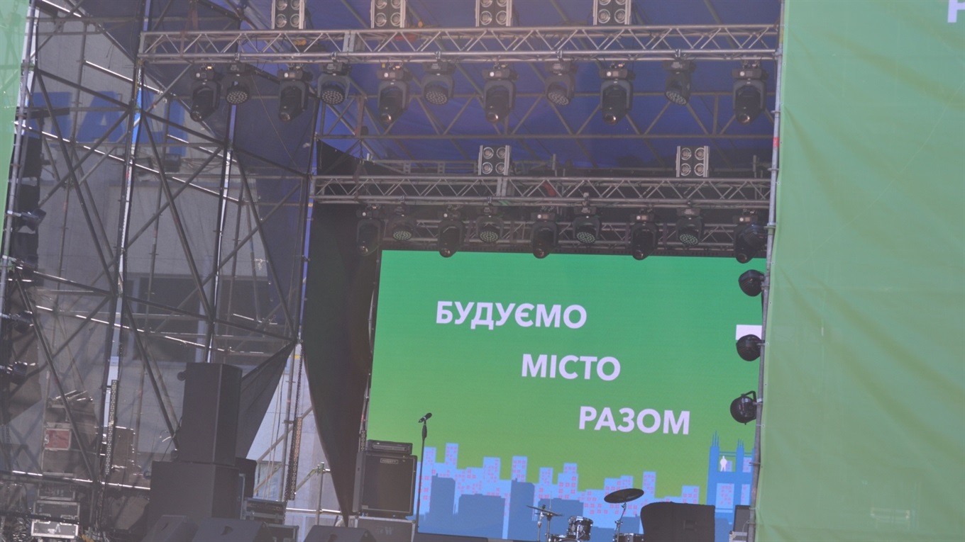 Замість концерту Дзідзьо - подарунки та агітація. Чому южноукраїнці не святкували? (Фоторепортаж)