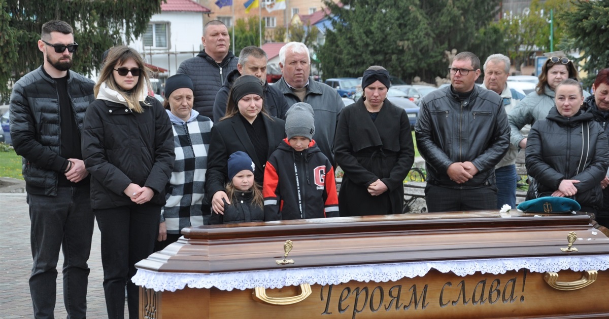 Дорога додому довжиною у два з половиною роки: чортків’яни зустріли загиблого матроса Пухту Романа