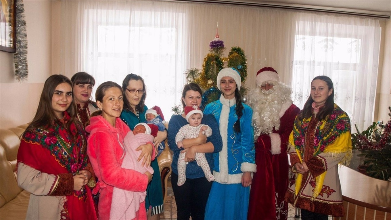 Благодійники вітали породіль та їхніх діток