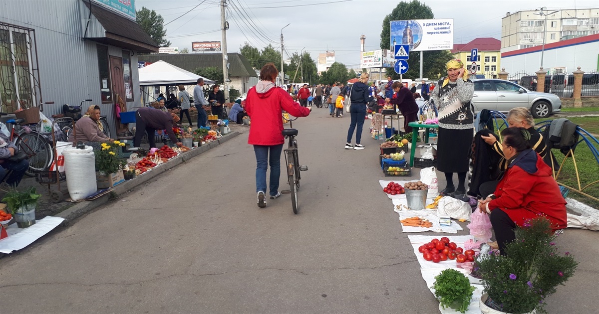 «Люди бояться локдауну, гроші на одяг не витрачають». Репортаж із недільного базару в Переяславі