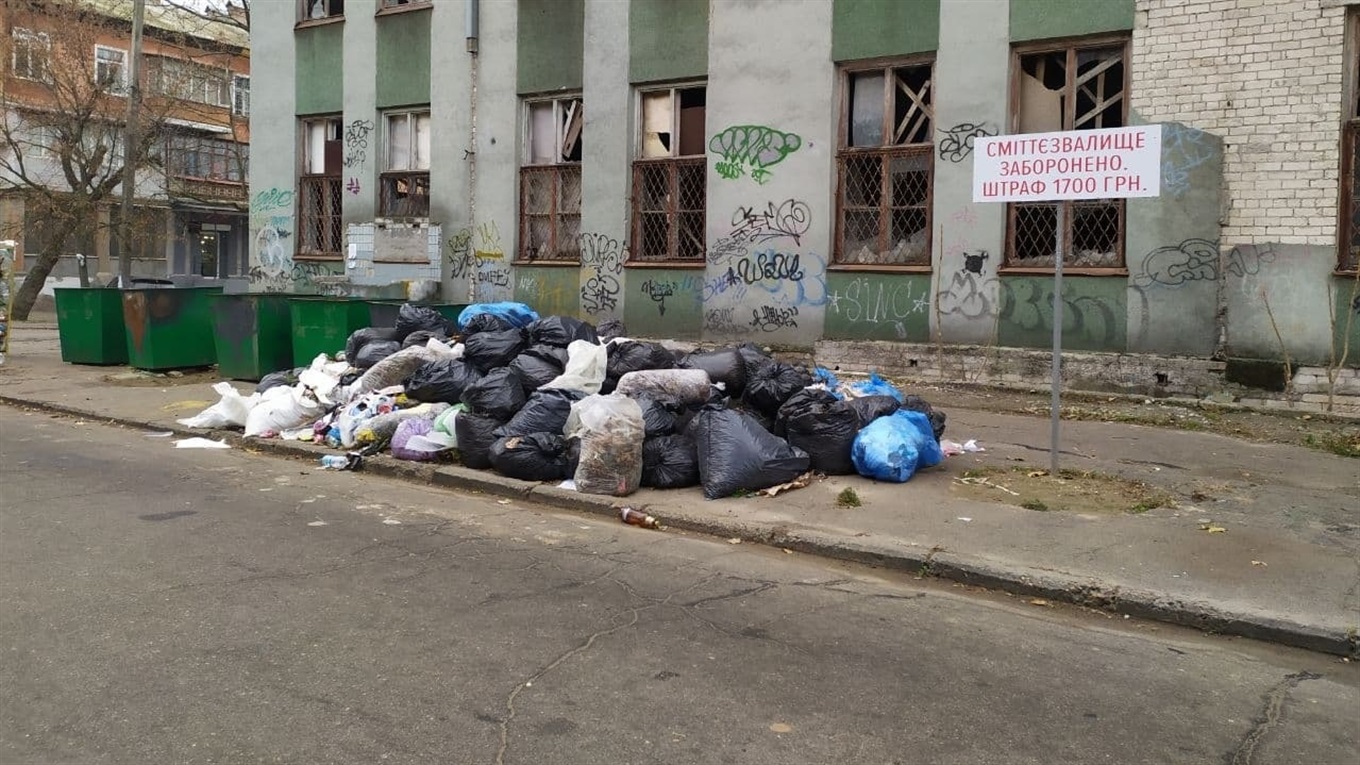В Херсоні знову гори сміття в історичному центрі міста. Розповідаємо, де не варто гуляти туристам