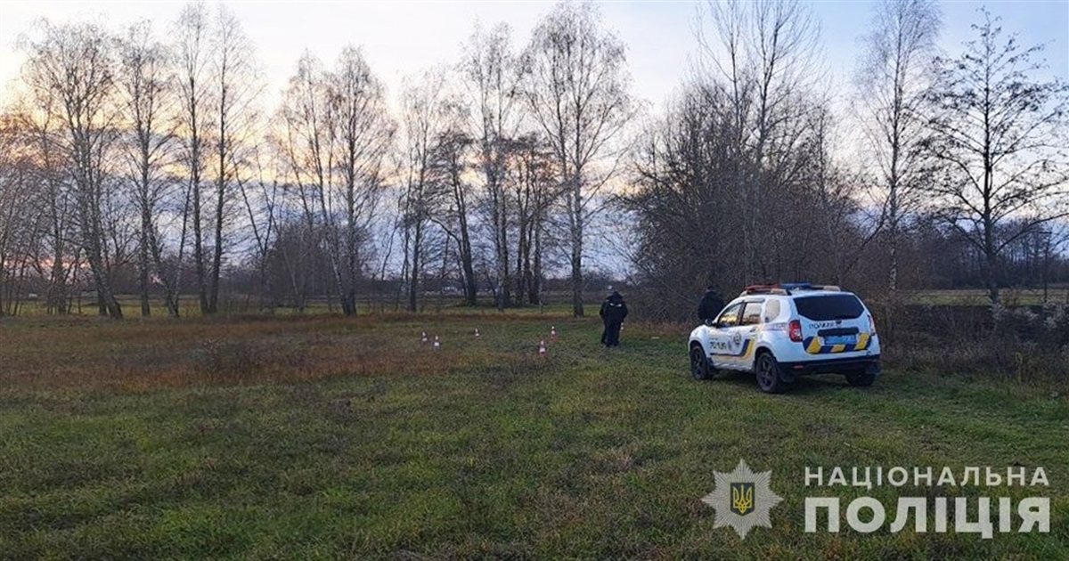 На Звягельщині чоловік знайшов на своєму городі сумку з вибухівкою