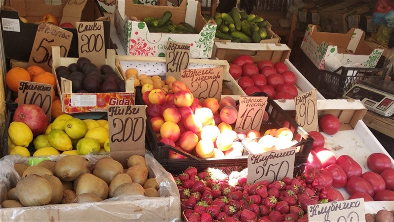 Дорогие ягоды, дешевая капуста: цены на продукты в Донецке летом 2019 года