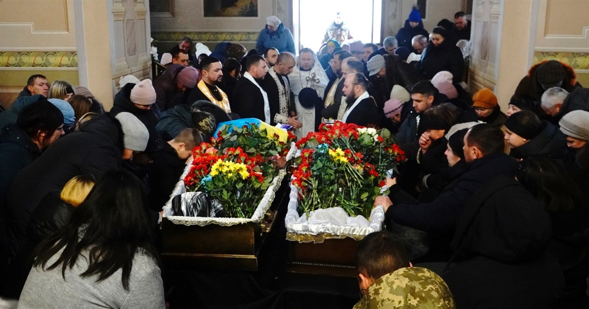У Переяславі попрощалися із двома воїнами, багатодітними батьками Ігорем Бабковим та Андрієм Вітром