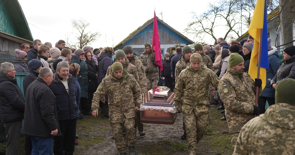 Остання путь Володимира Леонова. У селі Сирватинці поховали загиблого захисника України