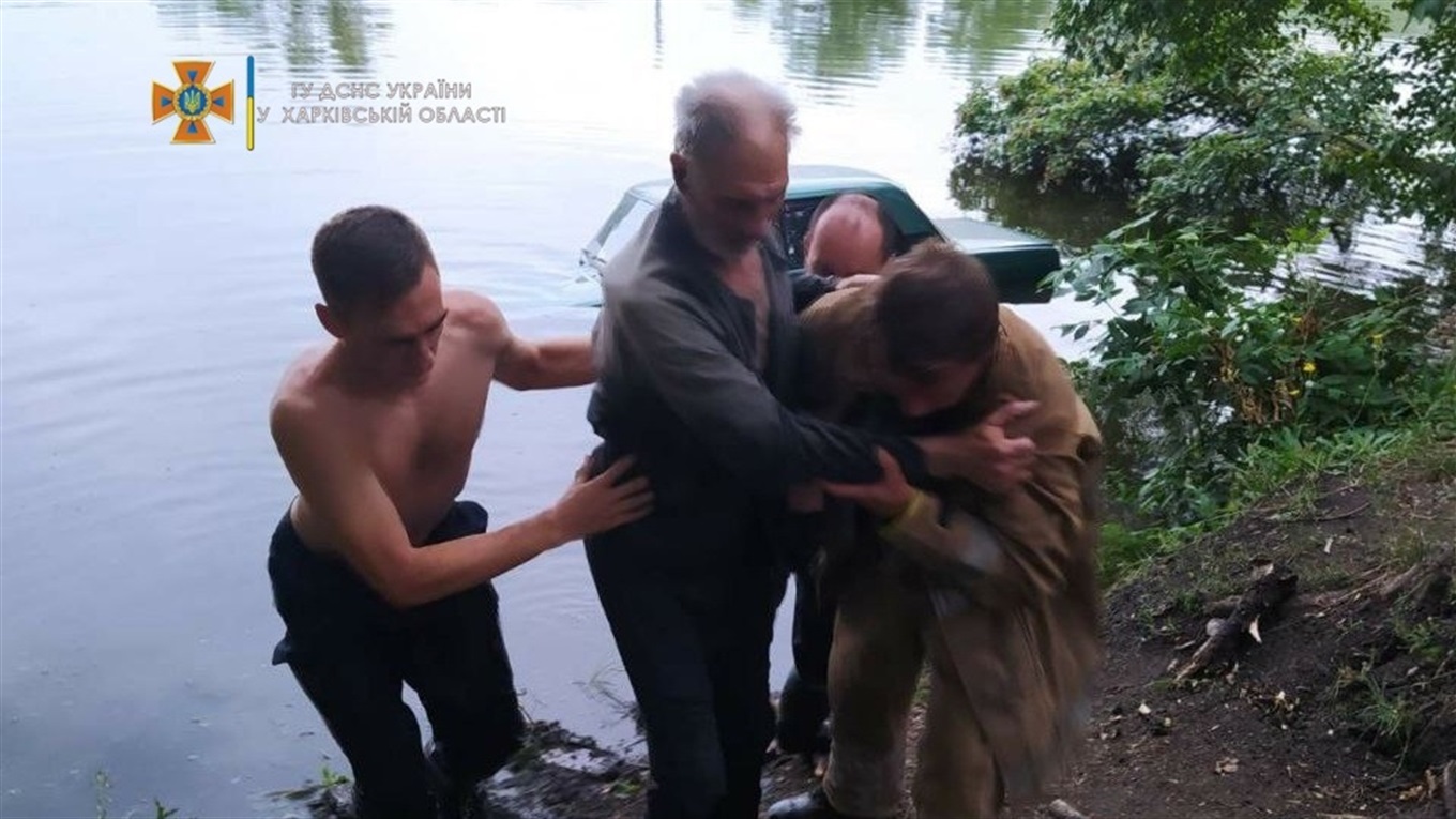 У Катеринівці, що на Лозівщині, легковик злетів з дороги у ставок