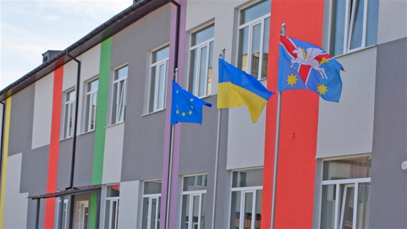 Над усіма школами Жмеринки встановили флагштоки з прапорами Євросоюзу, держави та міста