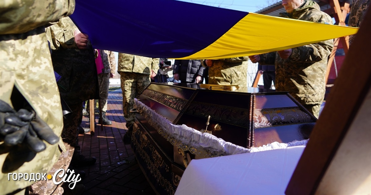 «На щиті» до рідного села: у Жищинцях поховали захисника України Віталія Стрілецького