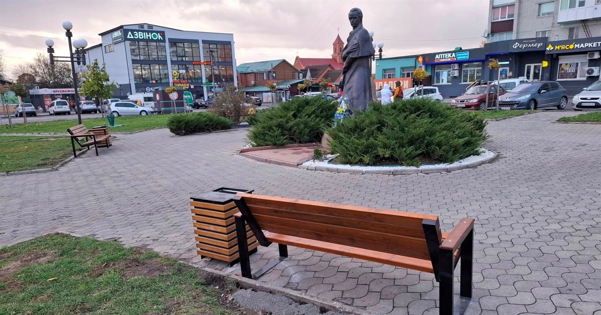 У Звягелі оновлять зупинку на вулиці Соборності та поставили нові лавки біля пам'ятника Шевченку