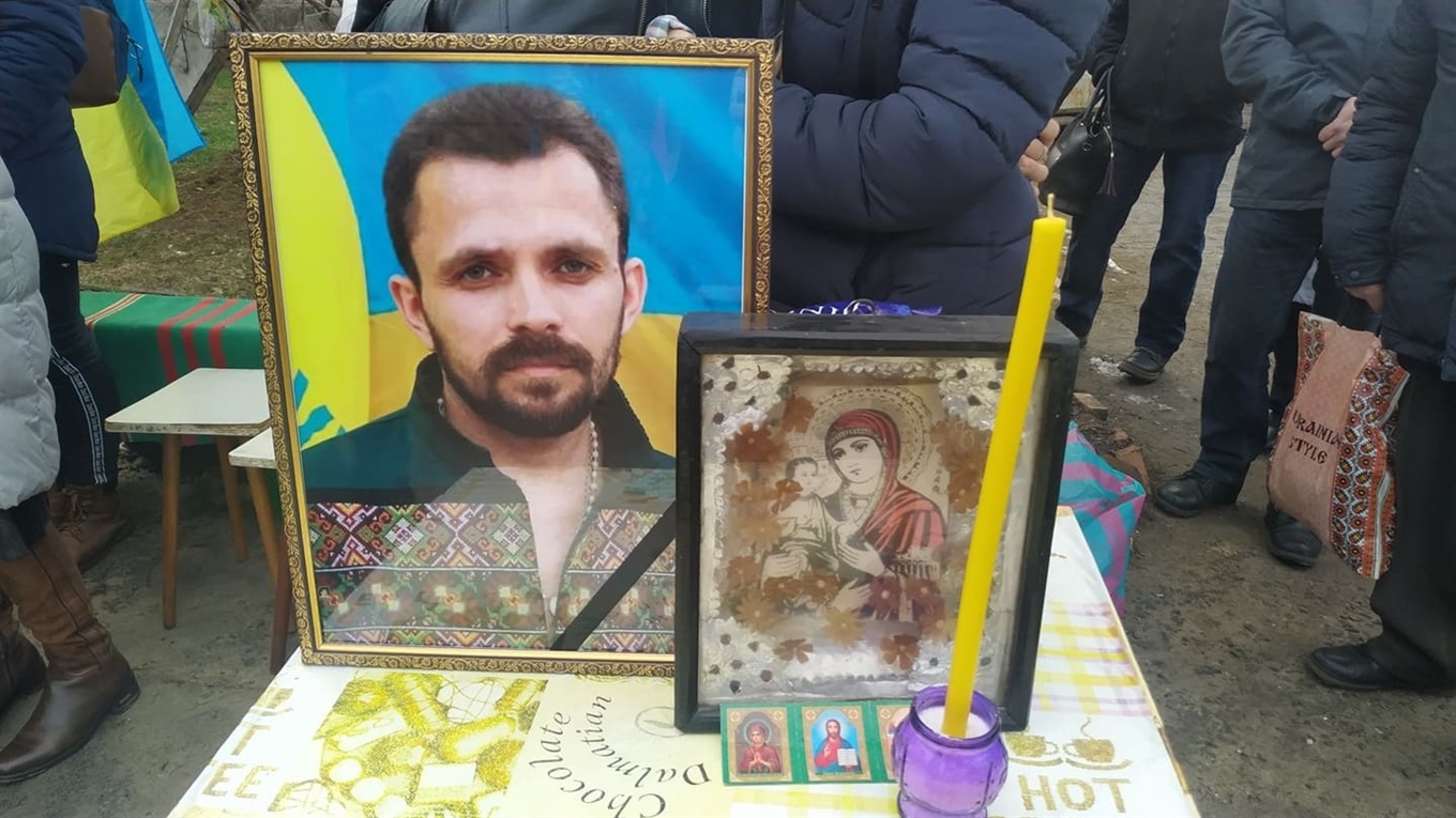 Как прощались с убитым активистом из Бахмута Артемом Мирошниченко. Фото и видео