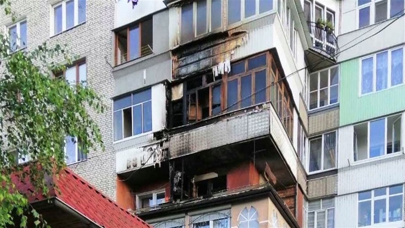 Вогонь пошкодив п'ять квартир на Бандери. Все почалось з пожежі на одному балконі