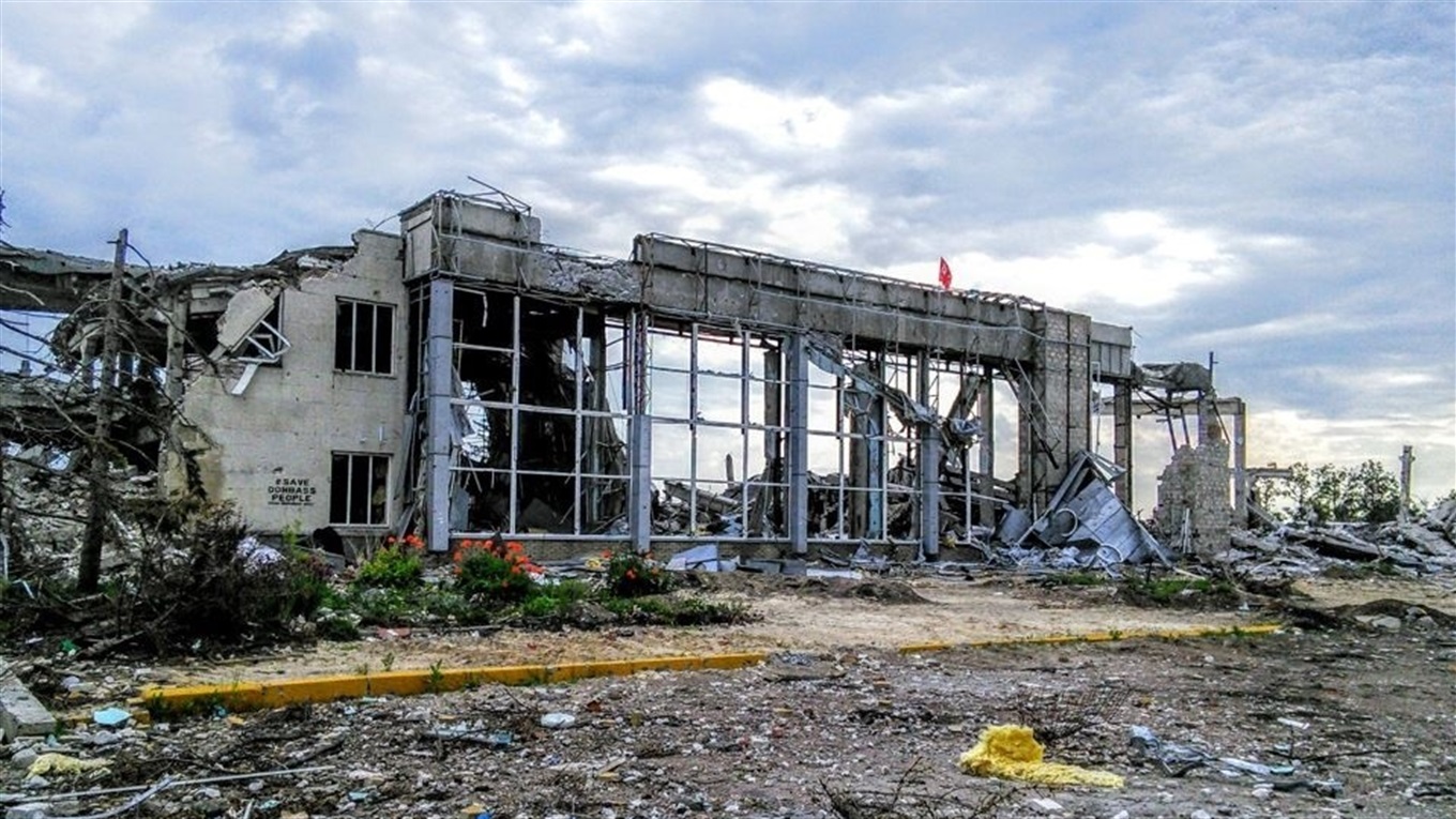 З надією на краще. Що Радіо Свобода побачило в Луганському аеропорту і окупованому Переможному
