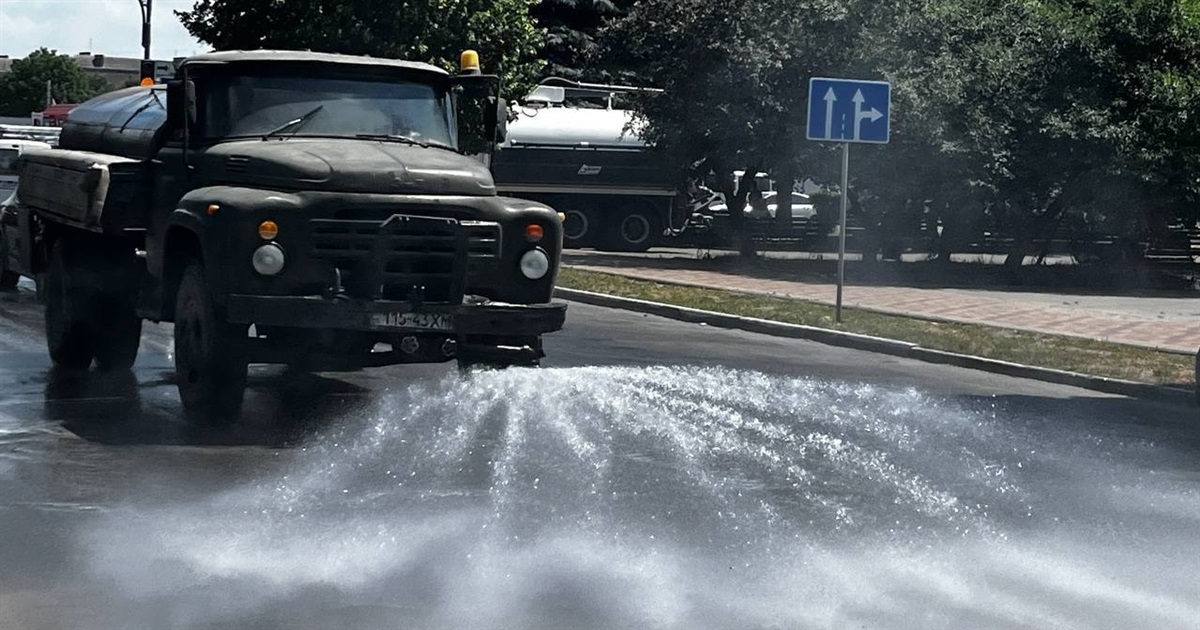 Як у Старокостянтинові рятують місто від спеки: щоденний полив вулиць, дерев і квітів