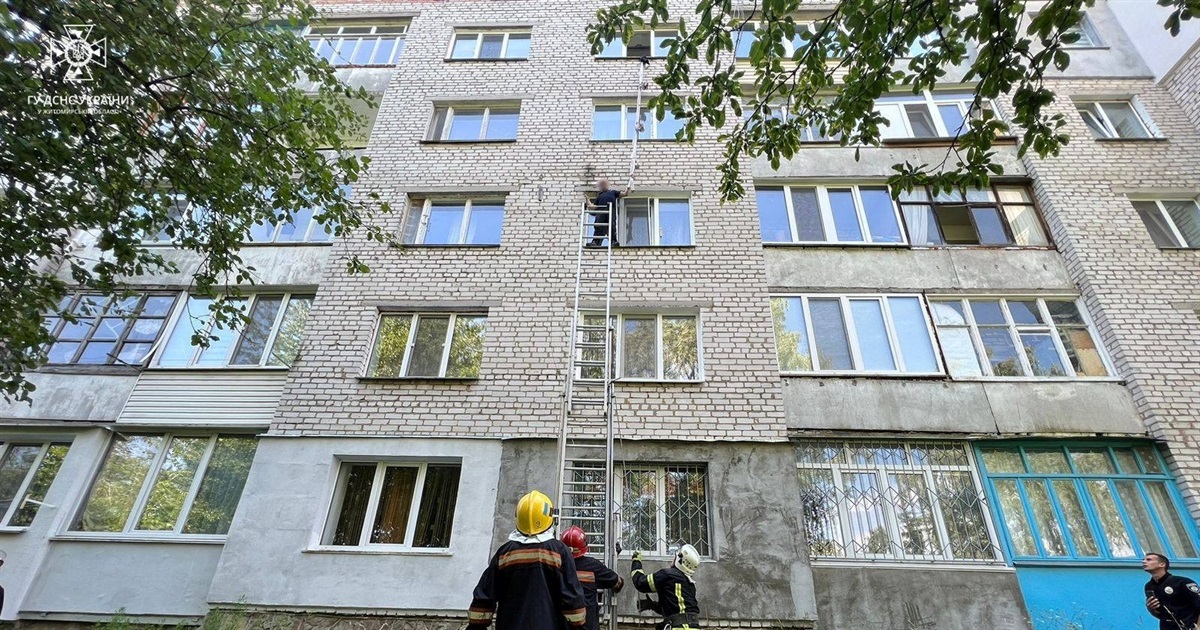 Спускався на зв'язаних простирадлах з 5 поверху: на Житомирщині рятувальники зняли людину-"павука"