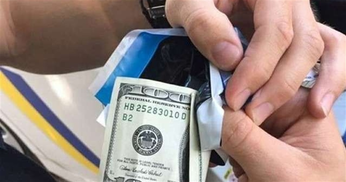 Водій намагався дати правоохоронцям 100 доларів хабаря і тепер сплатить штраф 17 000 гривень
