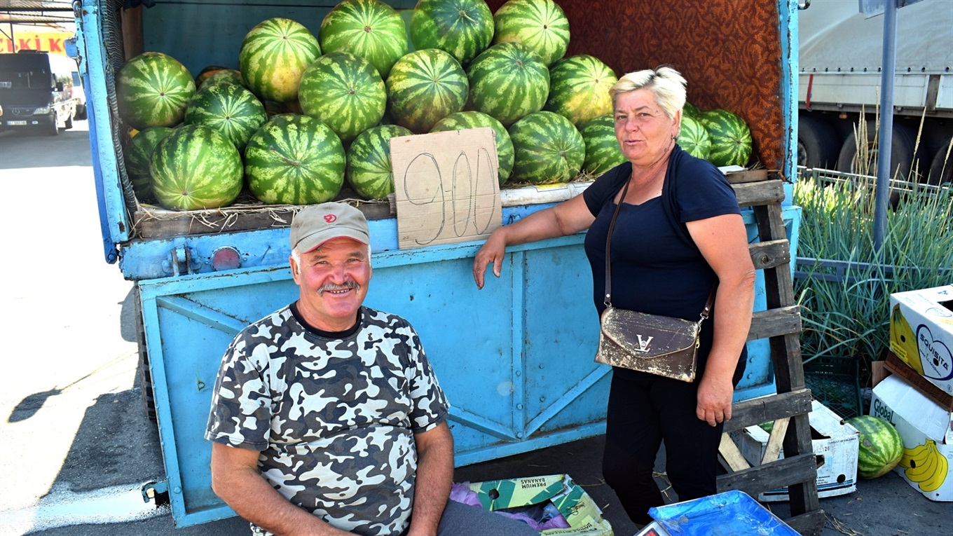 Треба брати "дівчаток" і з сухими хвостиками! Продавці радять, як купити найсолодший кавун на базарі