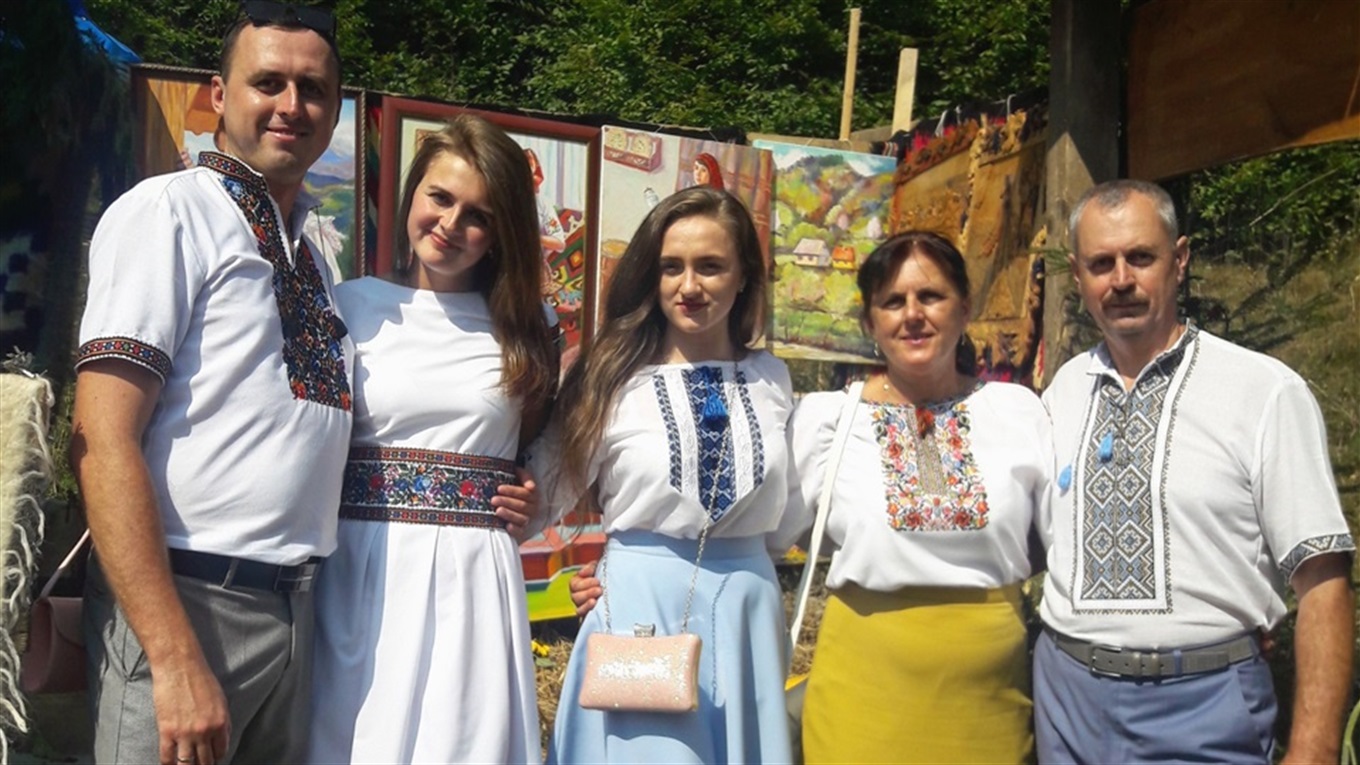 Родина Марінців з Костилівки – єдині в районі шиють вишиванки на замовлення