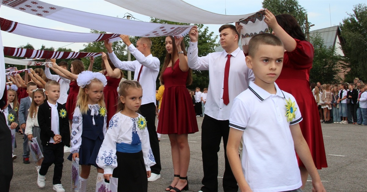 1 вересня у школах Старокостянтинівської громади: свято знань та добра справа для ЗСУ
