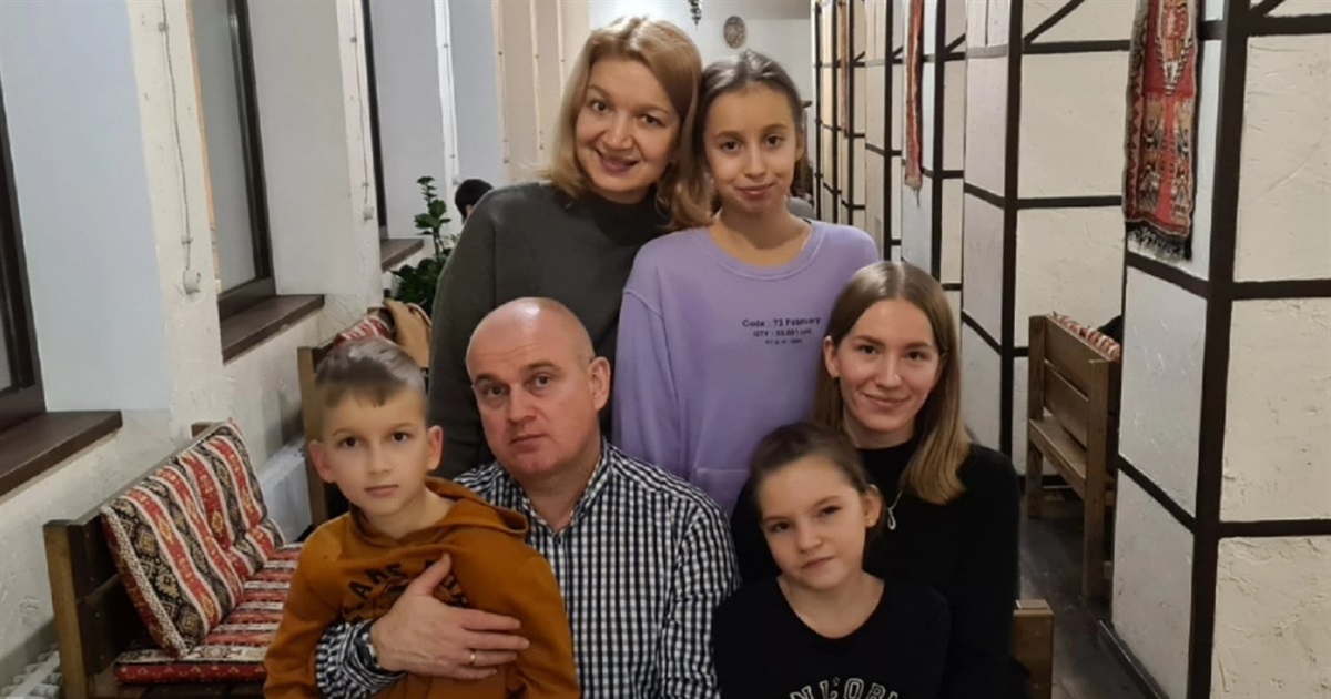 Прийомна родина з Донецька опинилася у пеклі окупації. Вони дивом вижили у Бучі та Маріуполі