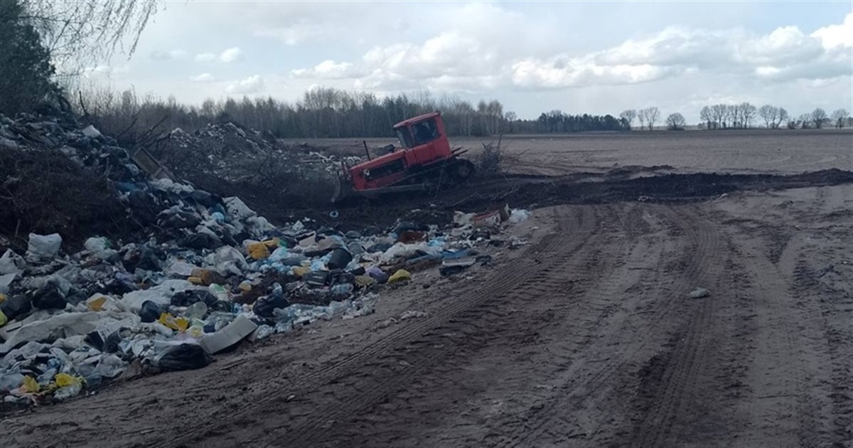 У Сосновій готуються до Великодня та Радониці – підгорнули сміттєзвалище і прибрали на кладовищі