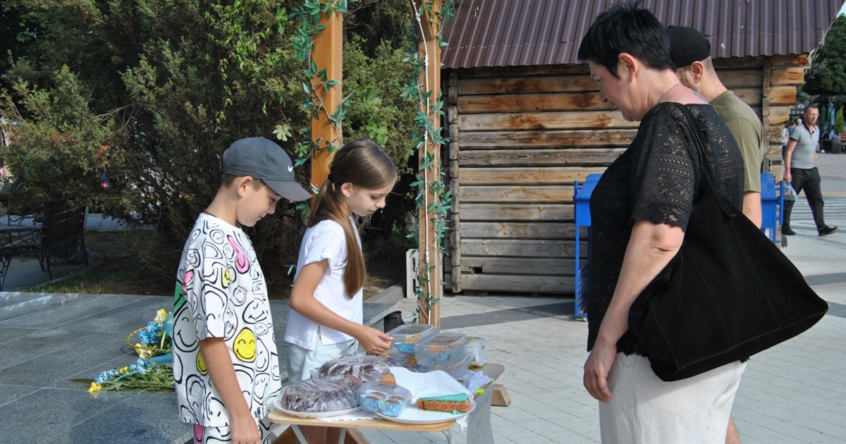 «Покупців було багато, тому ми за годину все продали». Як діти у Городку наближають день перемоги