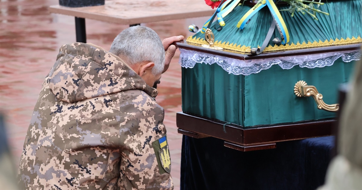 Схилили голови в скорботі: в Южноукраїнську попрощалися із загиблим захисником Євгеном Протченком