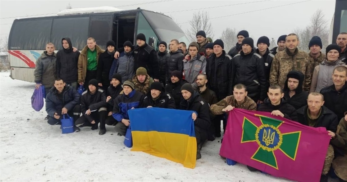 "Перший за рік свіжий фрукт": звільнені з полону бійці розповіли, чим їх годували. Хроніка 4 лютого