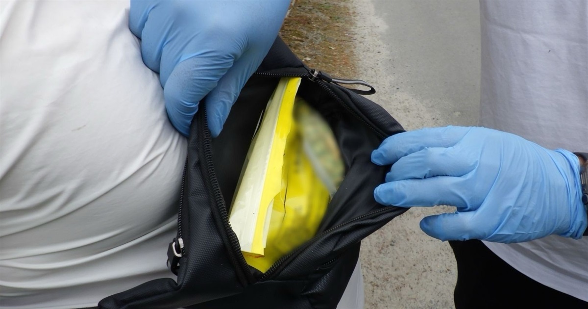 На вулиці Звягеля затримали чоловіка з великою партією наркотичних речовин