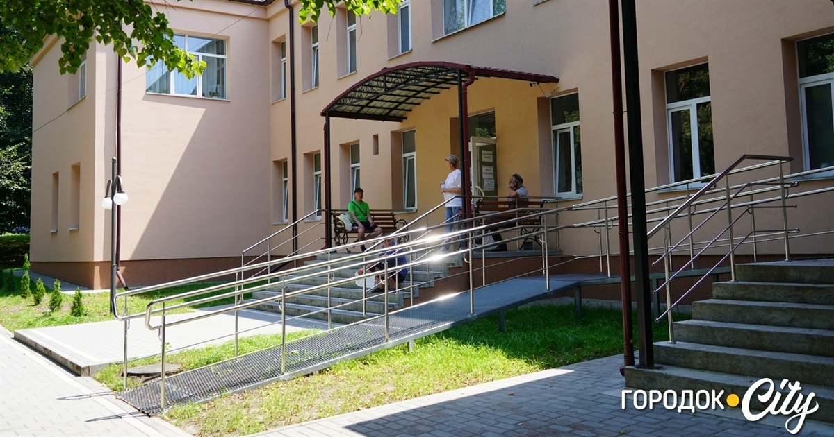 Доступна для всіх: у поліклініці Городоцької лікарні встановили пандуси