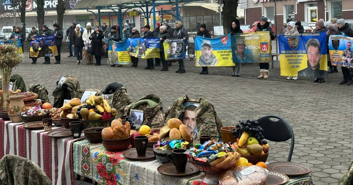 Вечеря, на якій їх нема: у Жмеринці відбулась акція на підтримку полонених та зниклих безвісти