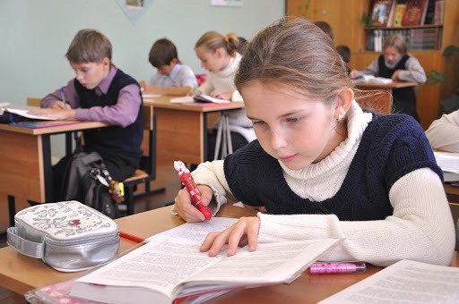 Канікули завершуються: чи повернуться учні Покровська до очного навчання