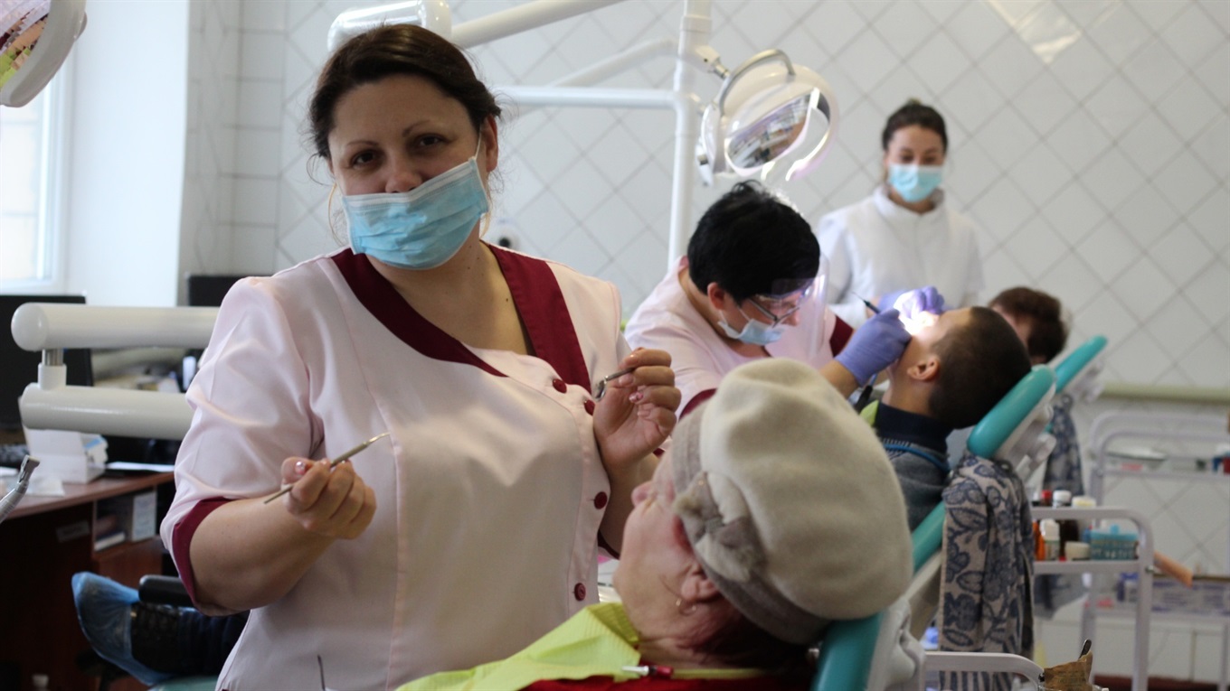 Як доглядати за своїми зубами. Поради від Волноваських стоматологів