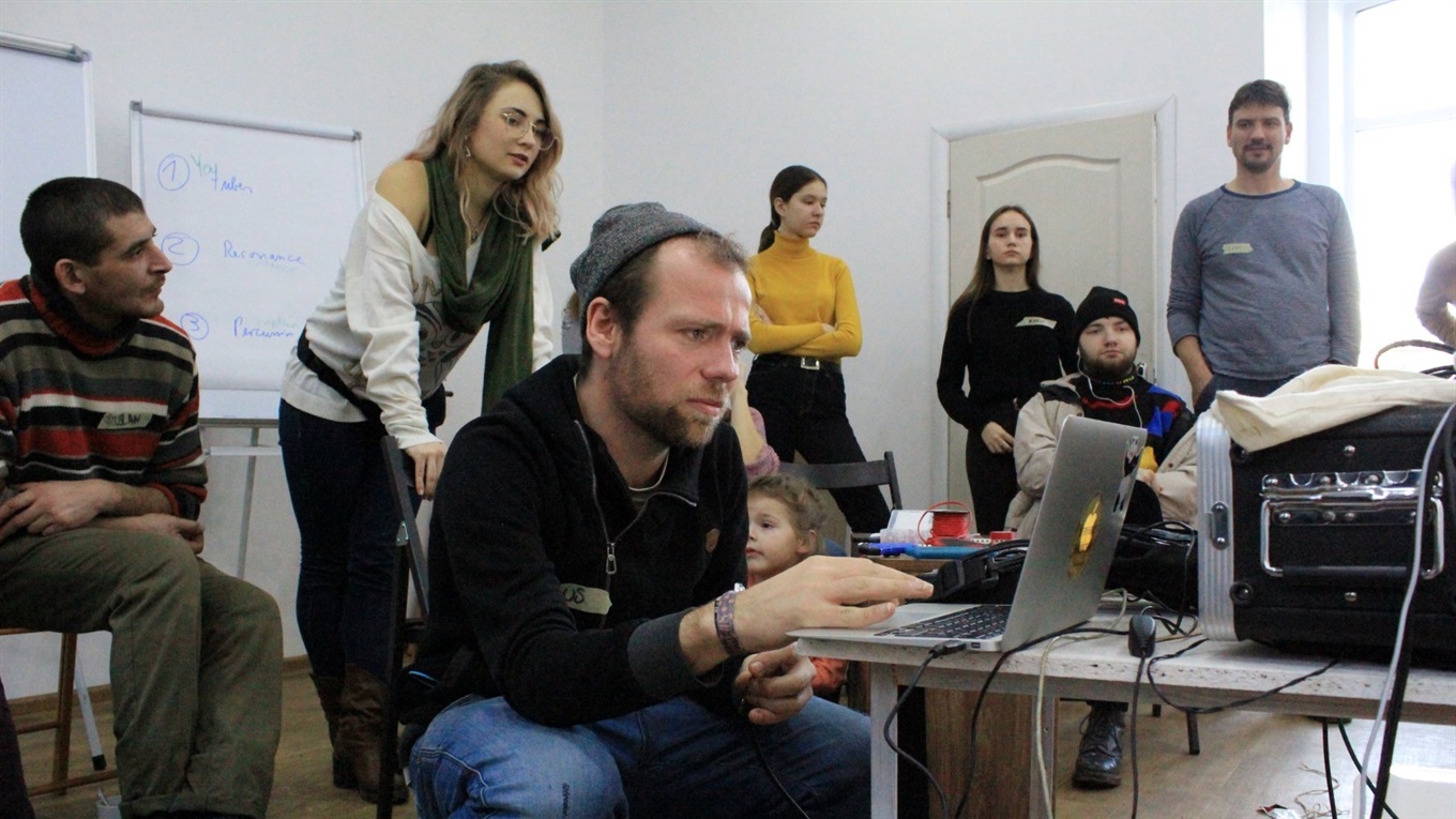 Гітару зробимо з лопати. Як німецький гурт вчив жителів Слов’янська музиці зі сміття