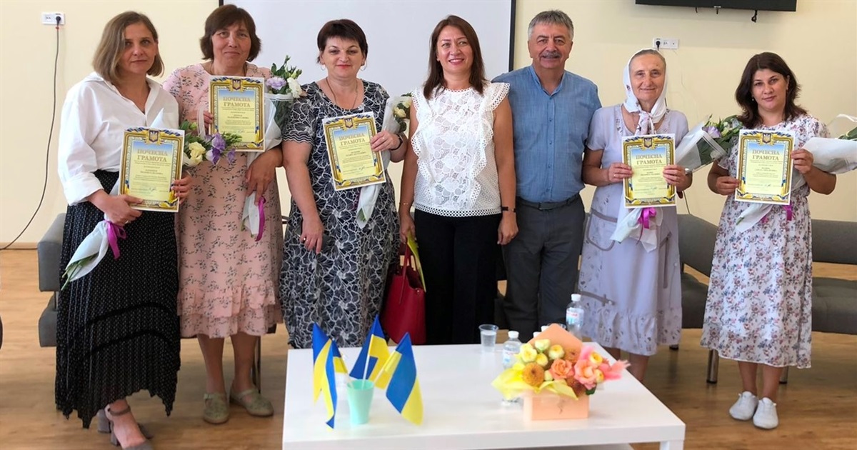За підготовку кращих: учителів Старокостянтинівської громади нагородили у області