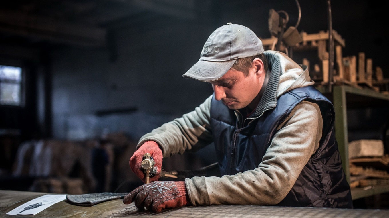 «Робимо все, що можна зварити, зігнути й пофарбувати»: історія заводу-переселенця з Харцизька