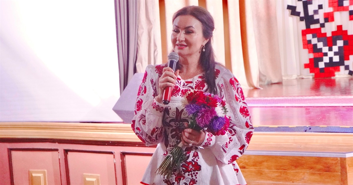 Олена Білоконь працює волонтеркою на культурному фронті: українською піснею єднає задля перемоги