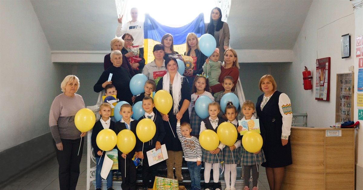 Учні 2-Б класу зібрали допомогу для захисників України і заспівали «Червону калину»: відео
