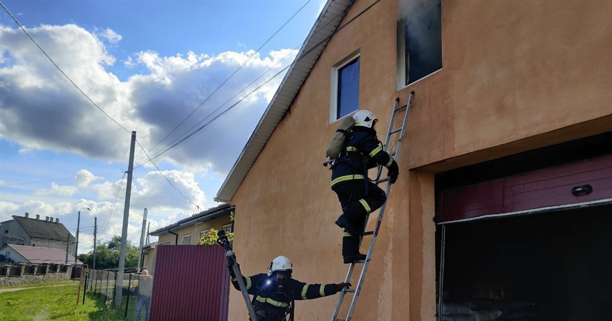 Жмеринські рятувальники приборкали полум’я в одному з гаражів Жмеринки