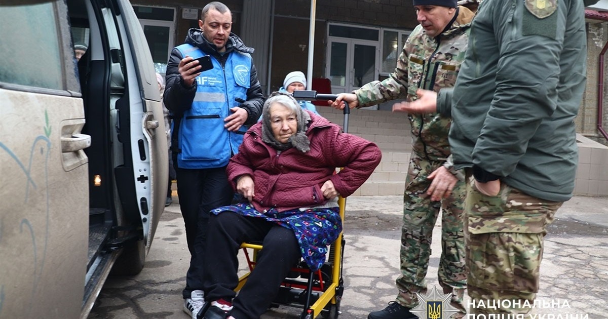 «Відняло руку і ногу, залишився сам». З Дружківки евакуювали трьох маломобільних людей