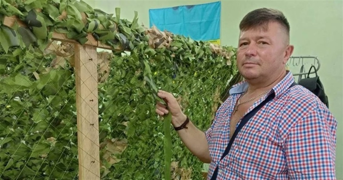 Геннадій Дяченко з Мар'їнки волонтерить і плете сітки для фронту. Росіяни зробили з його міста руїни