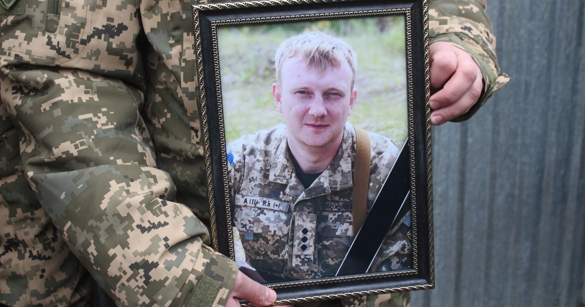 Плакали люди, плакало небо… У Городку провели в останню путь Героя Сергія Стадниченка