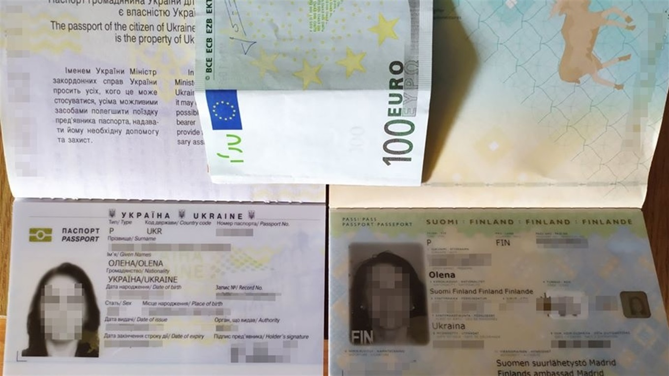 Власниця двох паспортів – України і Фінляндії – запропонувала прикордонникам 100 євро хабаря