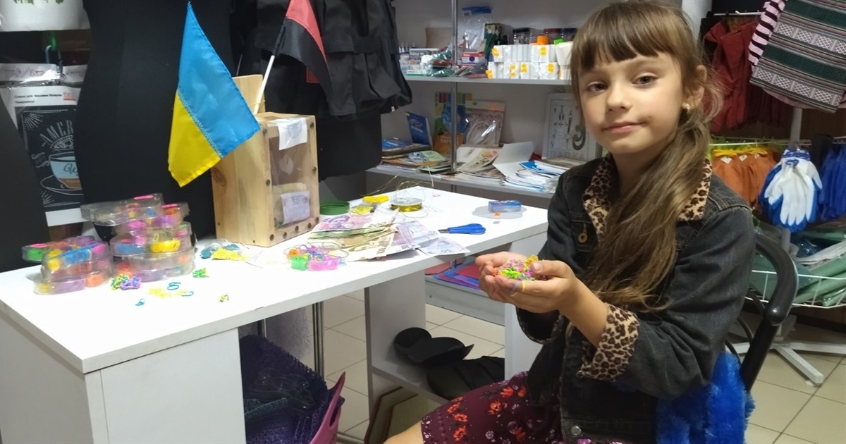 У Володимирці шестирічна дівчинка зібрала 900 гривень для ЗСУ за день. Вона плела браслети