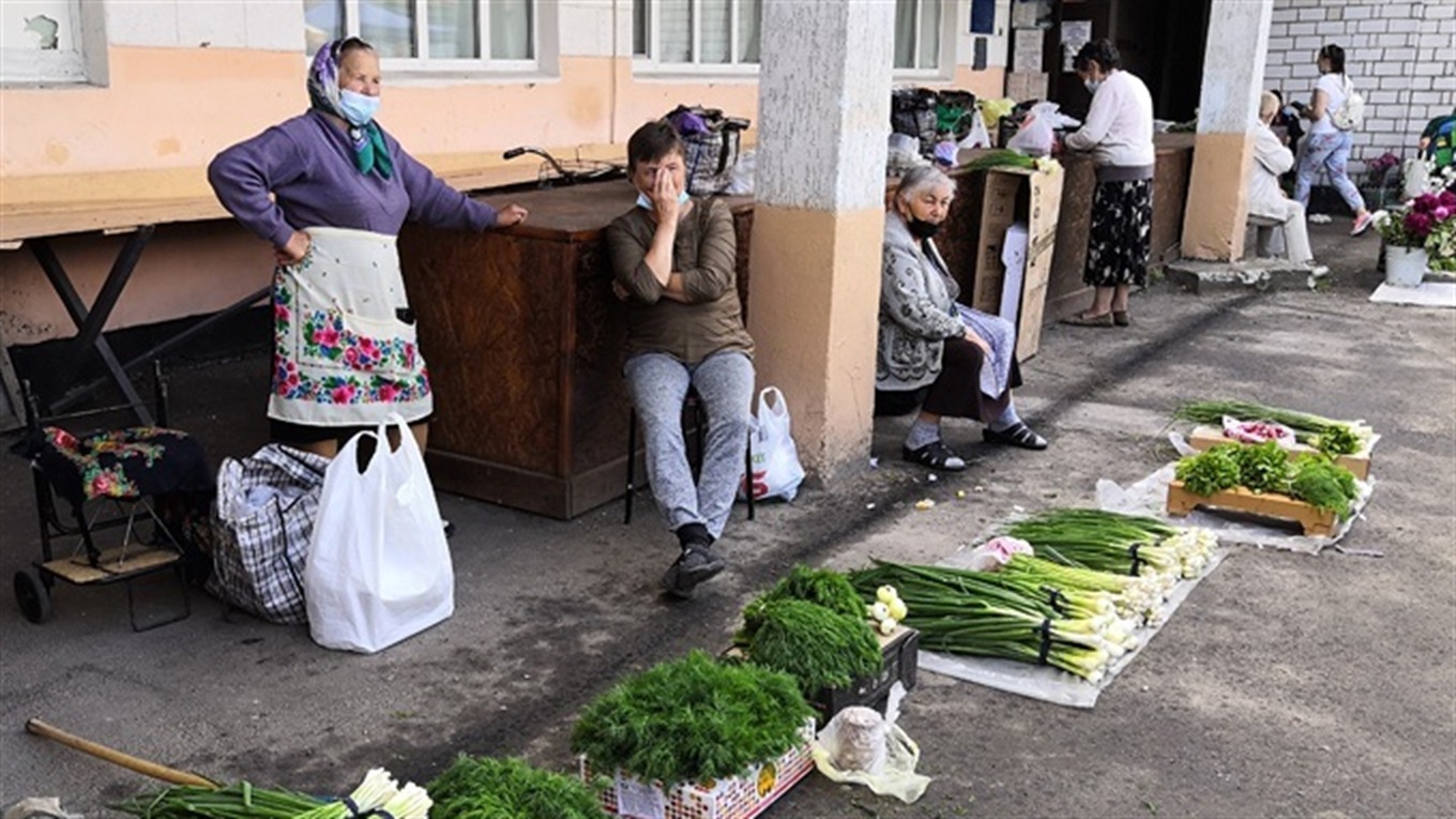 Недільні торги: полуниця подешевшала до півсотні, а пучок кропу віддавали за п’ятірку