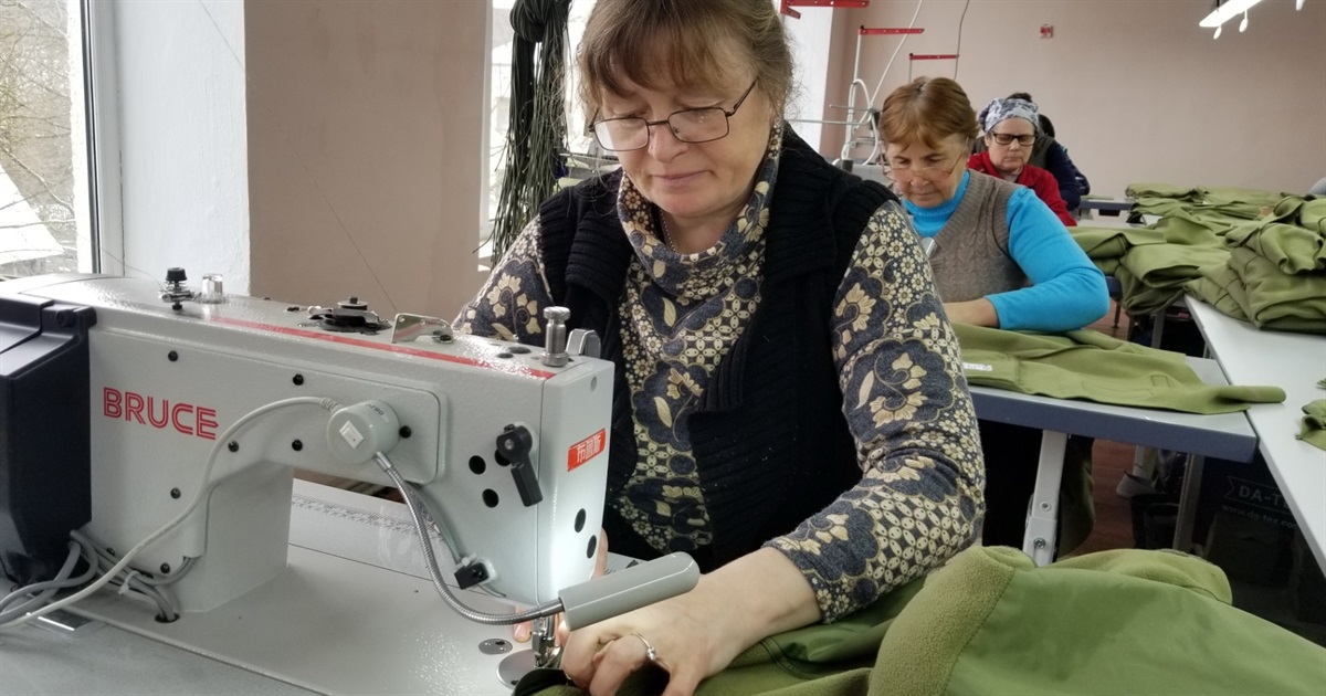 «Зігрій своїм серцем солдата»: у Скородинцях, що на Чортківщині, шиють флісові куртки для ЗСУ