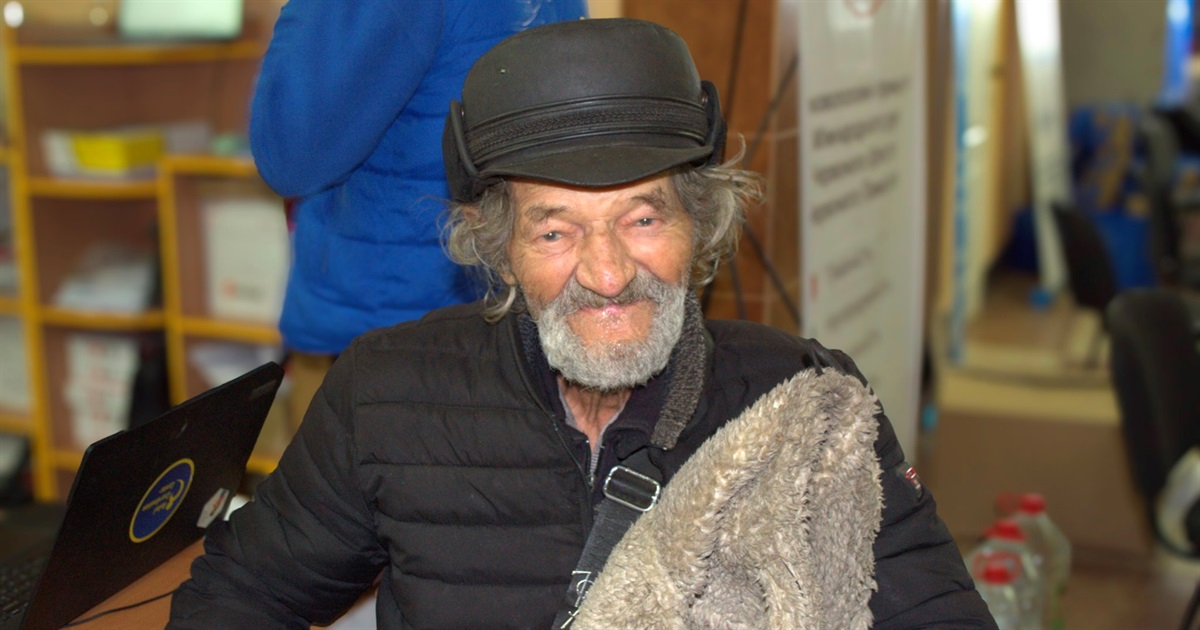 Дві доби ділили сухарі і жили в машині. Пенсіонер евакуювався з Донеччини разом зі своєю куркою